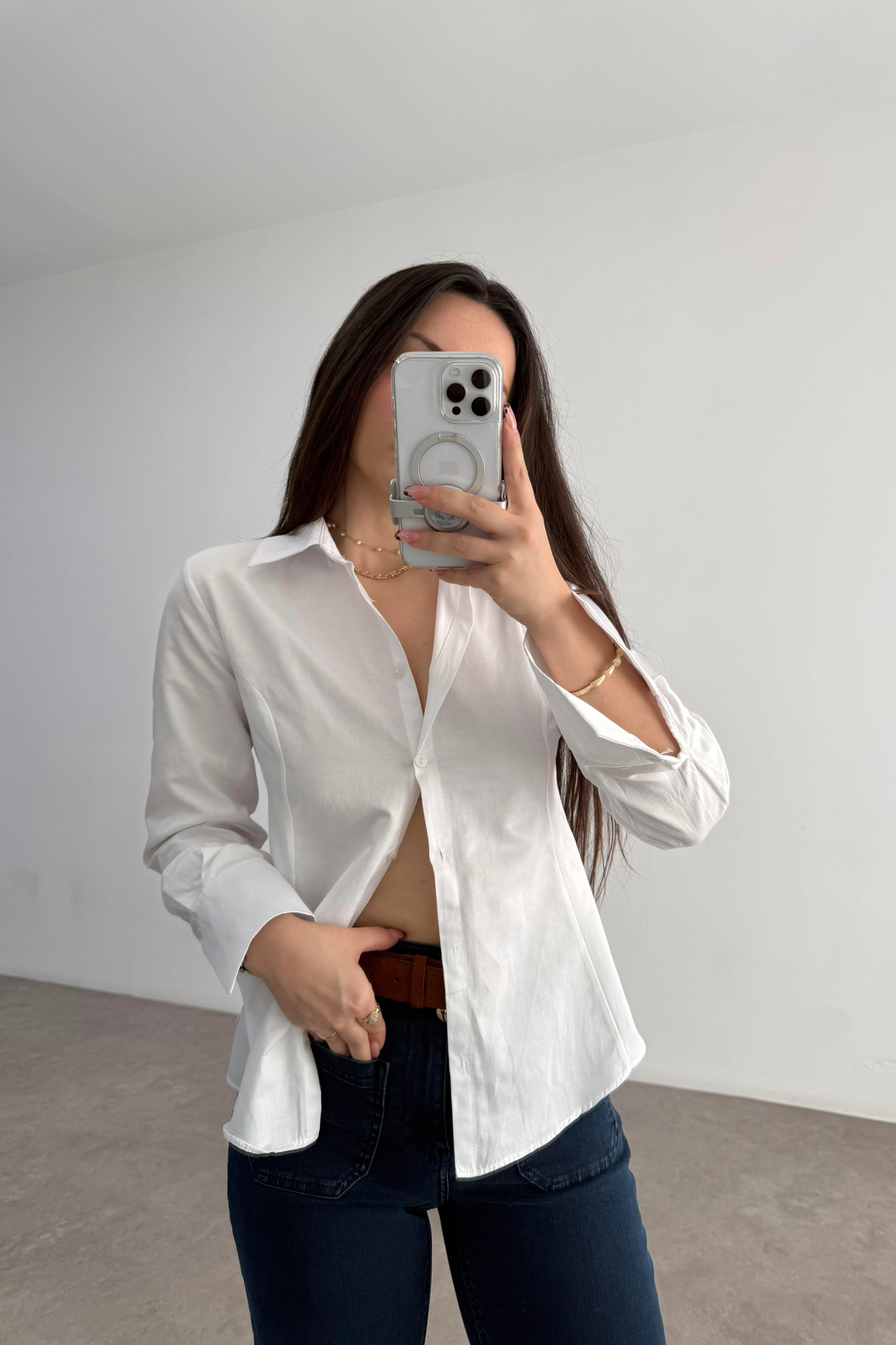 Minimal Belden Oturtmalı Beyaz Gömlek