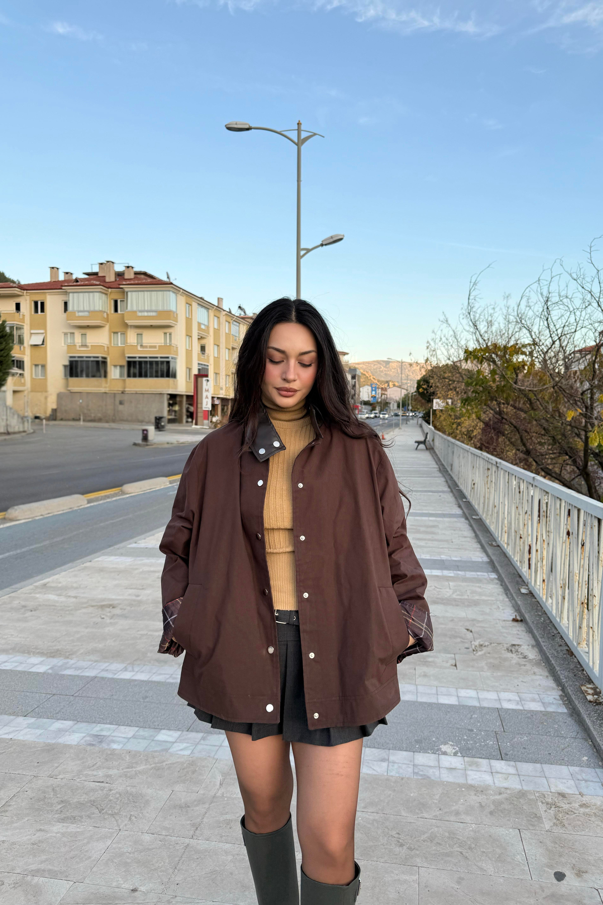 Yakası Deri Detaylı Ekose Astarlı Kahve  Parka