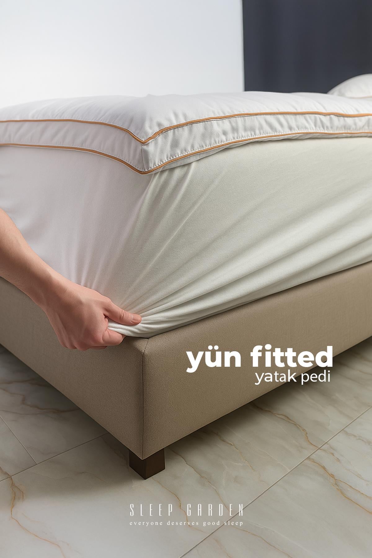 Sleep Garden Yün Yatak Pedi Fitted Tek Kişilik (100x200)Sleep Garden Yün Yatak Pedi, doğal yün malzemesiyle mükemmel rahatlık ve destek sunar. Fitted tasarımıyla yatakla uyum içinde, çift kişilik 160x200 cm boyutunda. Hemen sleepgarden.com.tr'yi ziyaret edin ve konforlu uykunun tadını çıkarın!Sleep Garden