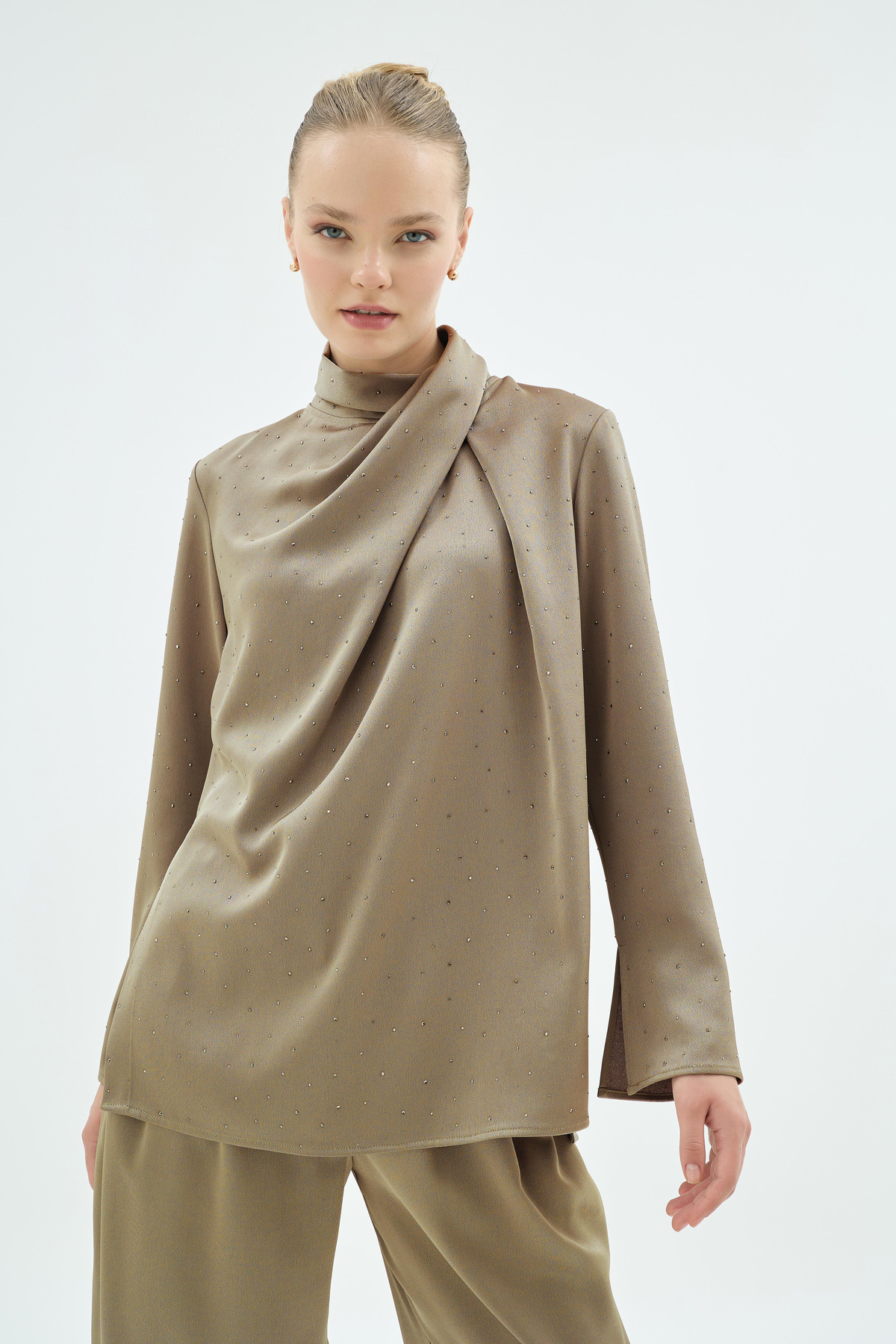 Cristalle Işıltılı Taş Detaylı Dökümlü Bluz Camel
