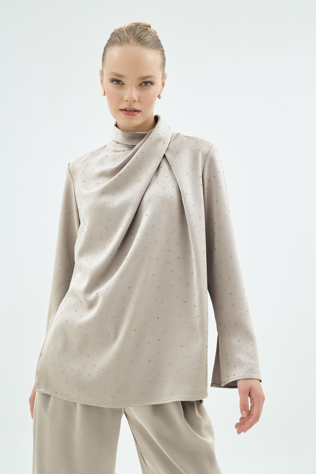 Cristalle Işıltılı Taş Detaylı Dökümlü Bluz Taş