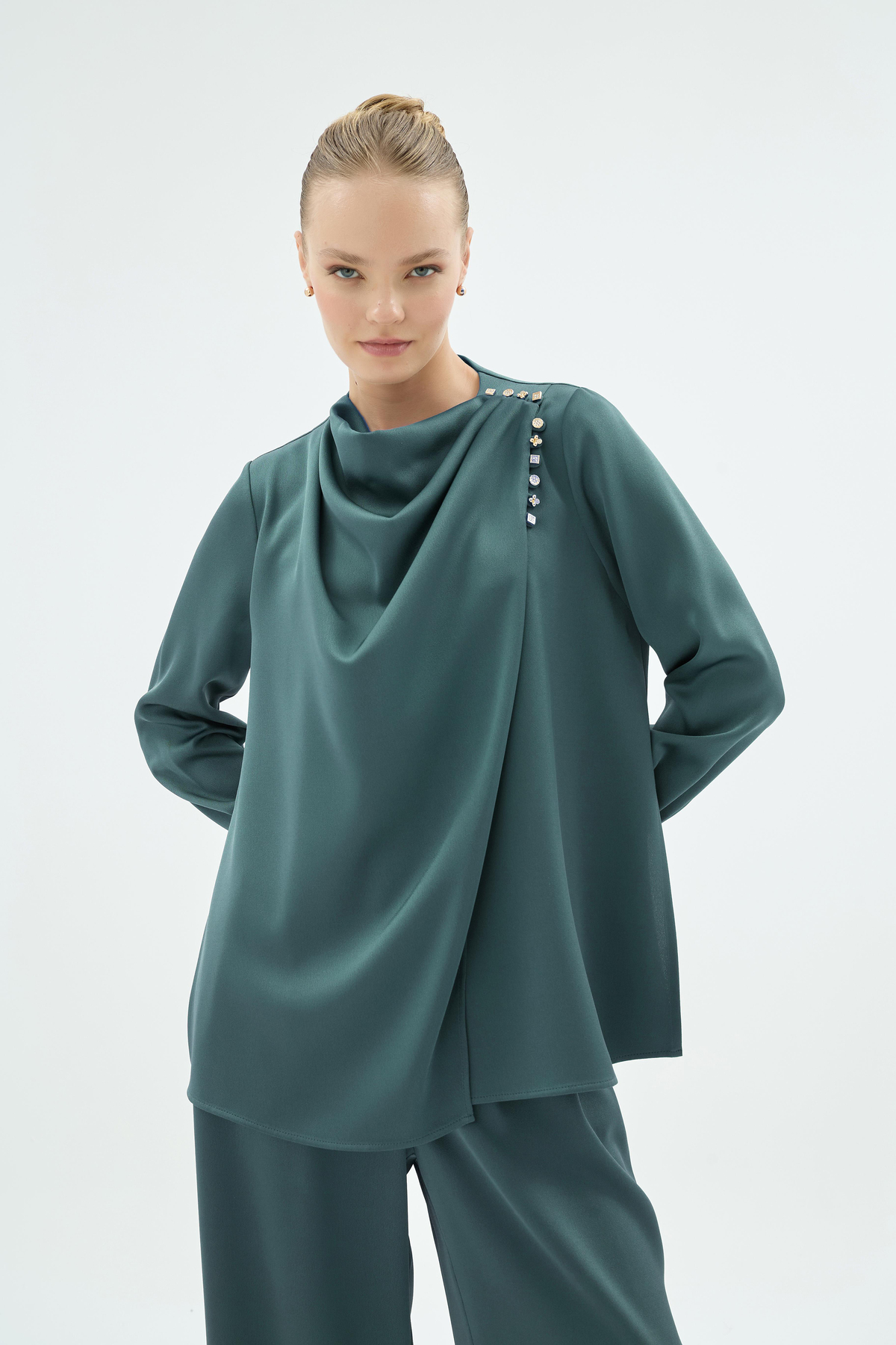 Natali Omuz Düğme Detaylı Dökümlü Bluz Zümrüt