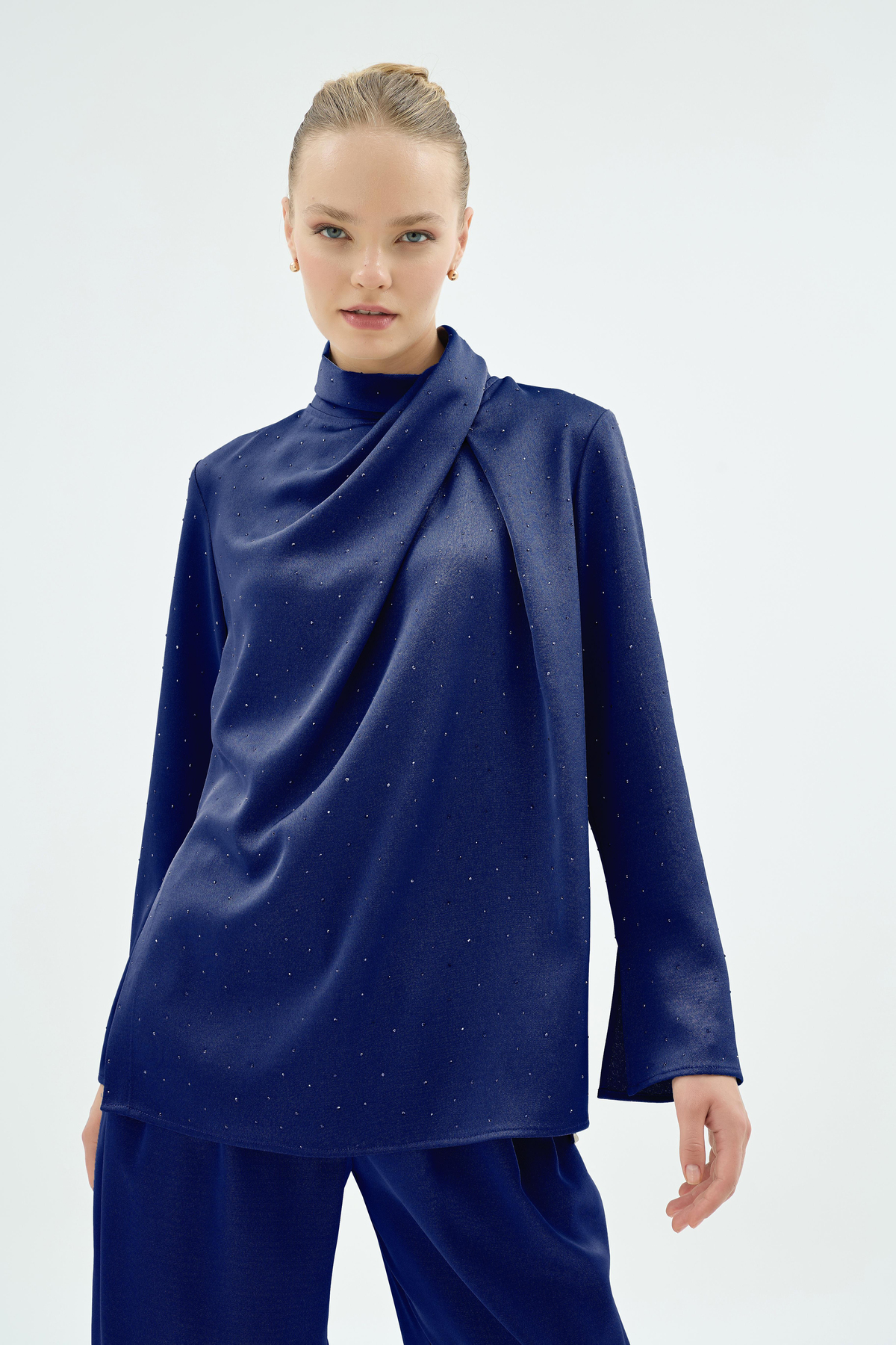 Cristalle Işıltılı Taş Detaylı Dökümlü Bluz Lacivert