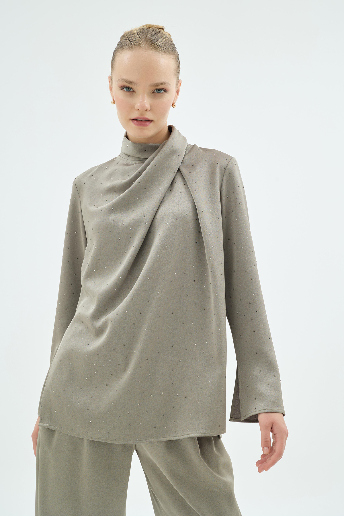 Cristalle Işıltılı Taş Detaylı Dökümlü Bluz Haki