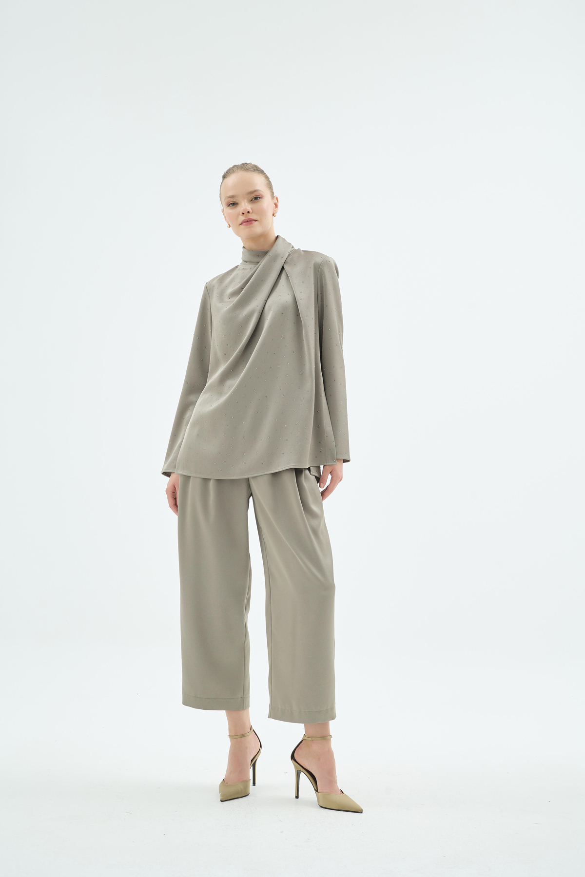 Cristalle Işıltılı Taş Detaylı Dökümlü Bluz Haki