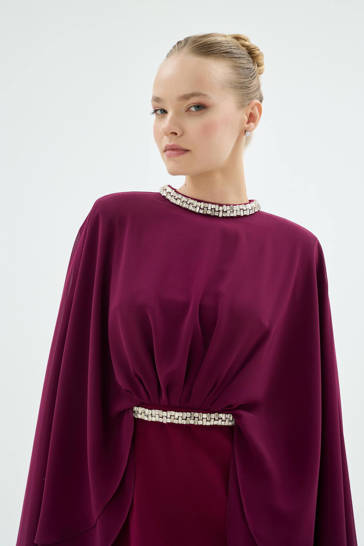 Divina Yaka Ve Kemeri El İşleme Taşli Pelerinli Elbise Bordo