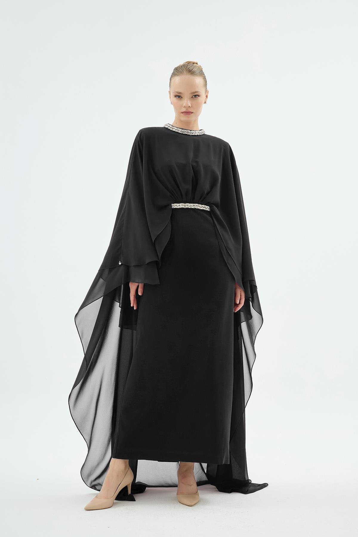 Divina Yaka Ve Kemeri El İşleme Taşli Pelerinli Elbise Siyah