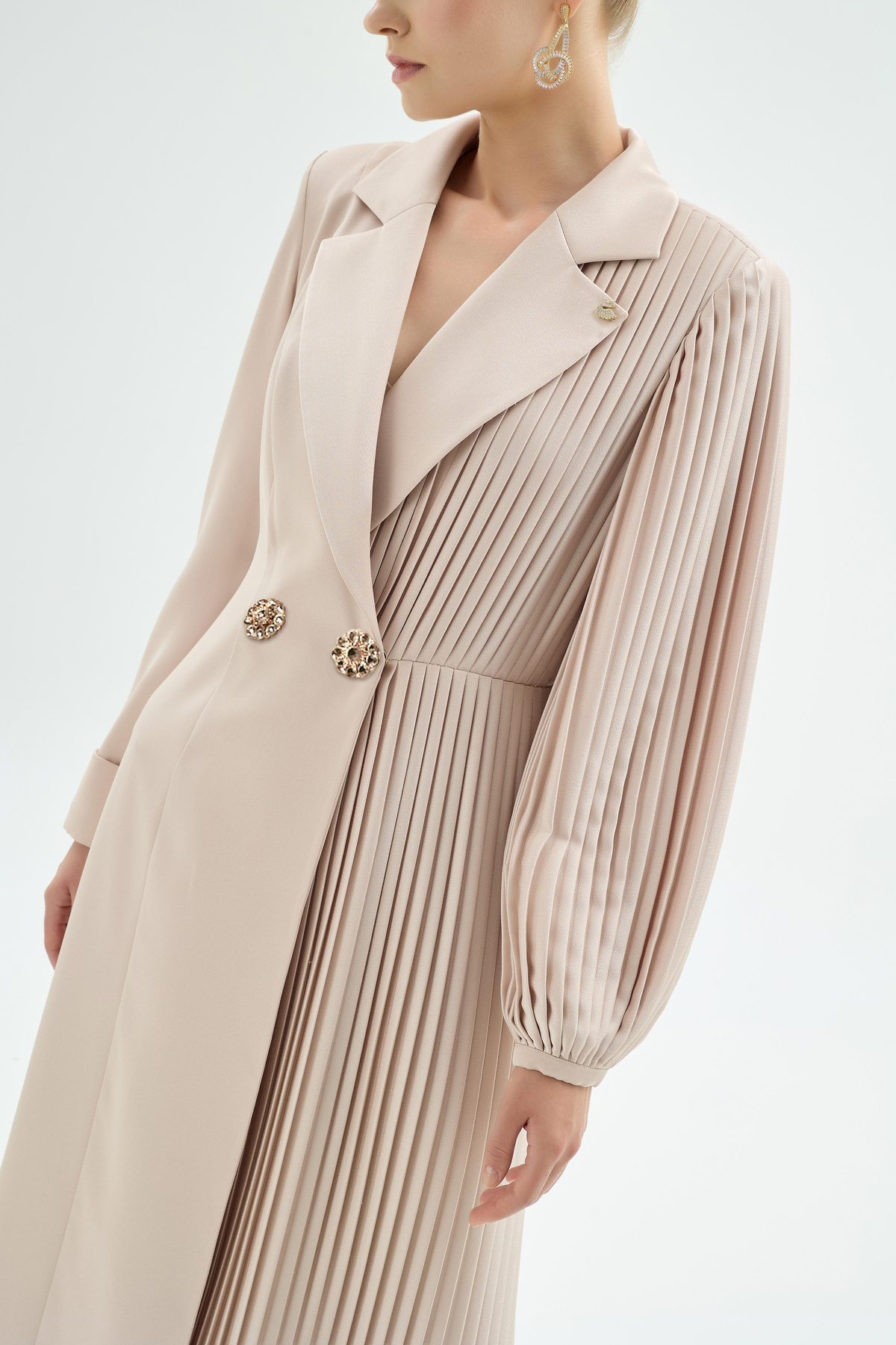 Elise Pilise ve Taş Düğme Detaylı Elbise Kum