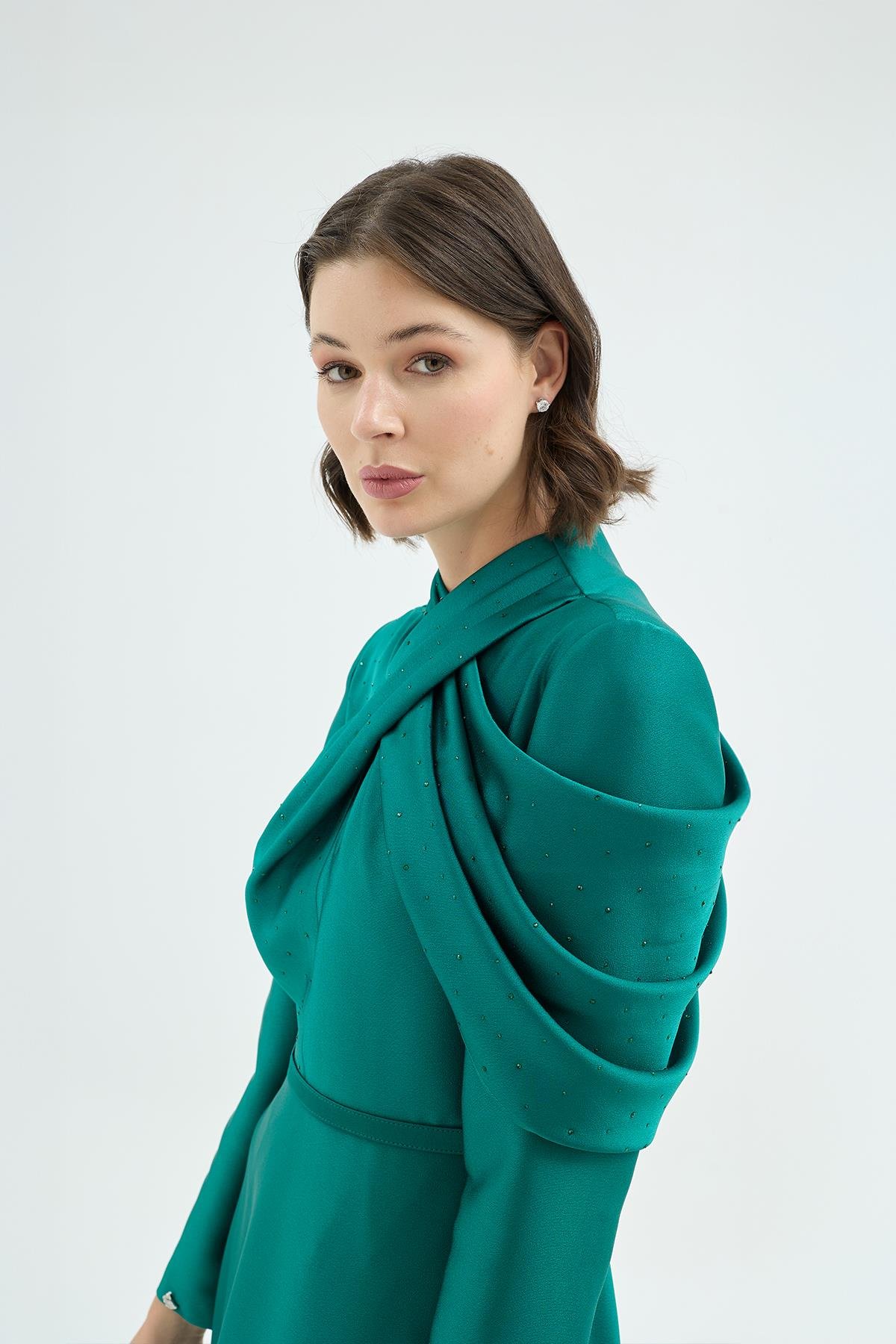 Emerelle Kristal Taşli Çarpaz Omuz Drapeli Elbise Zümrüt