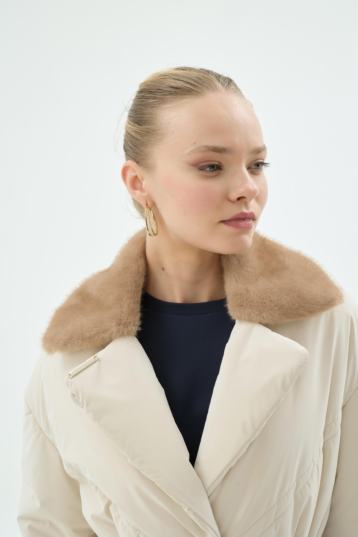 Long Fermuar Detaylı Fonksiyonel Kürk Yakalı Mont Ekru