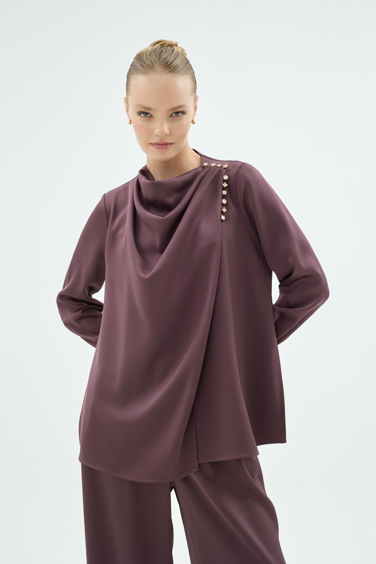 Natali Omuz Düğme Detaylı Dökümlü Bluz Kahve