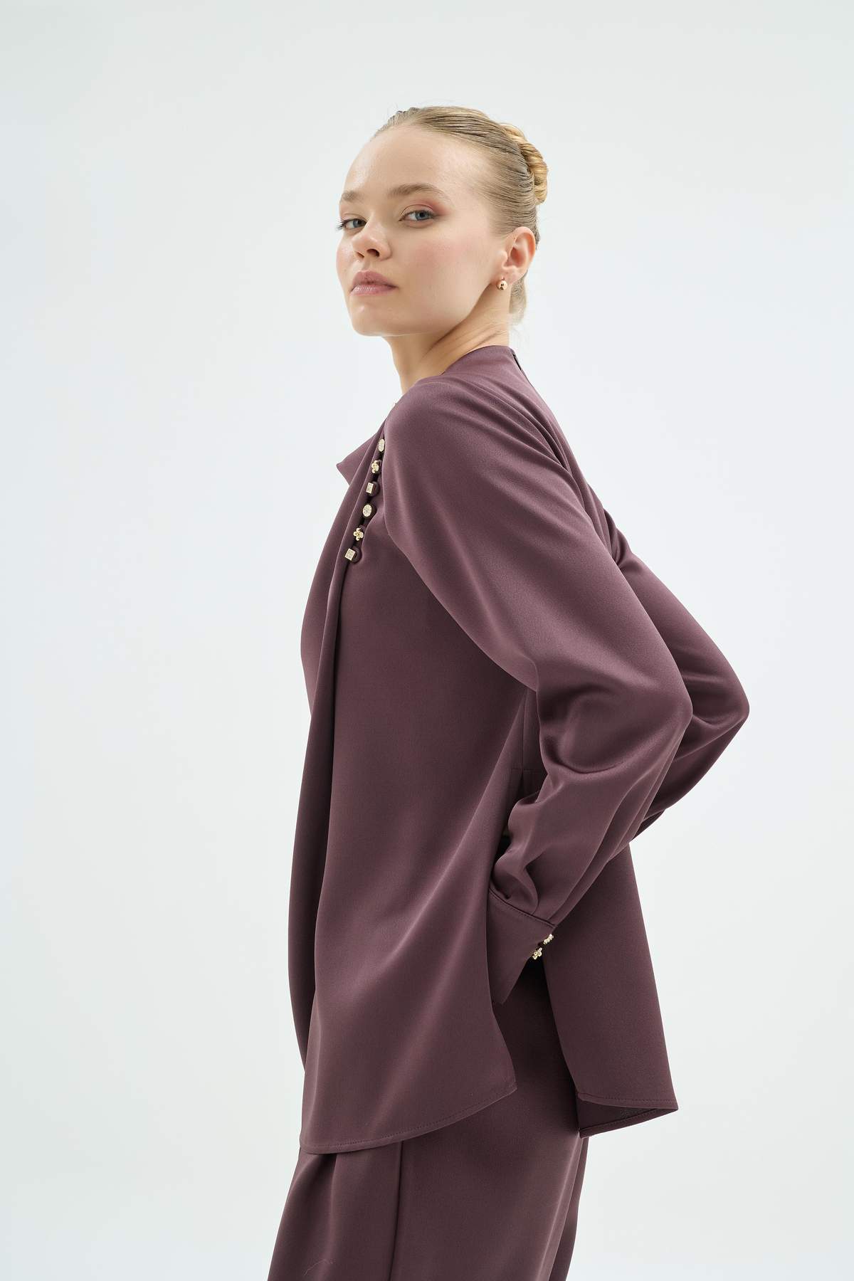 Natali Omuz Düğme Detaylı Dökümlü Bluz Kahve