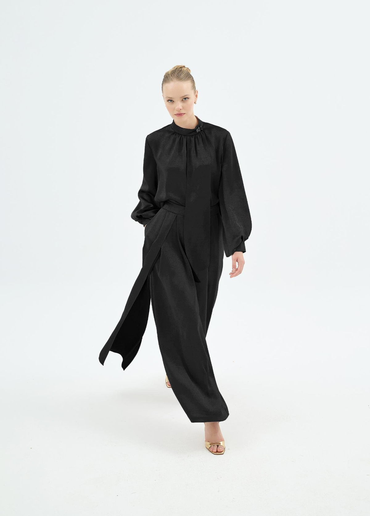 Quvin Broş Detaylı Bluz ve Parça Detaylı Pantolon 2'li Takım Siyah