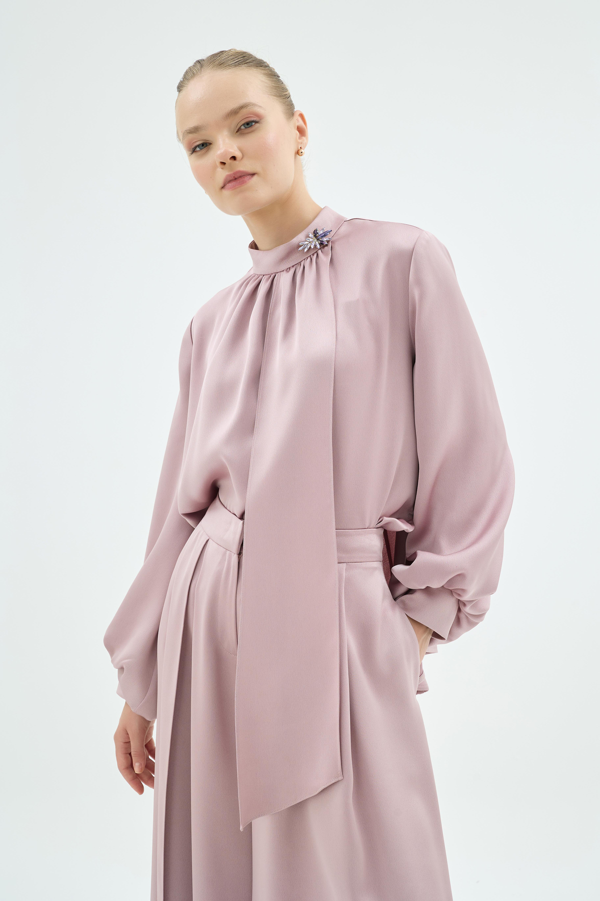 Quvin Broş Detaylı Bluz ve Parça Detaylı Pantolon 2'li Takım Pudra