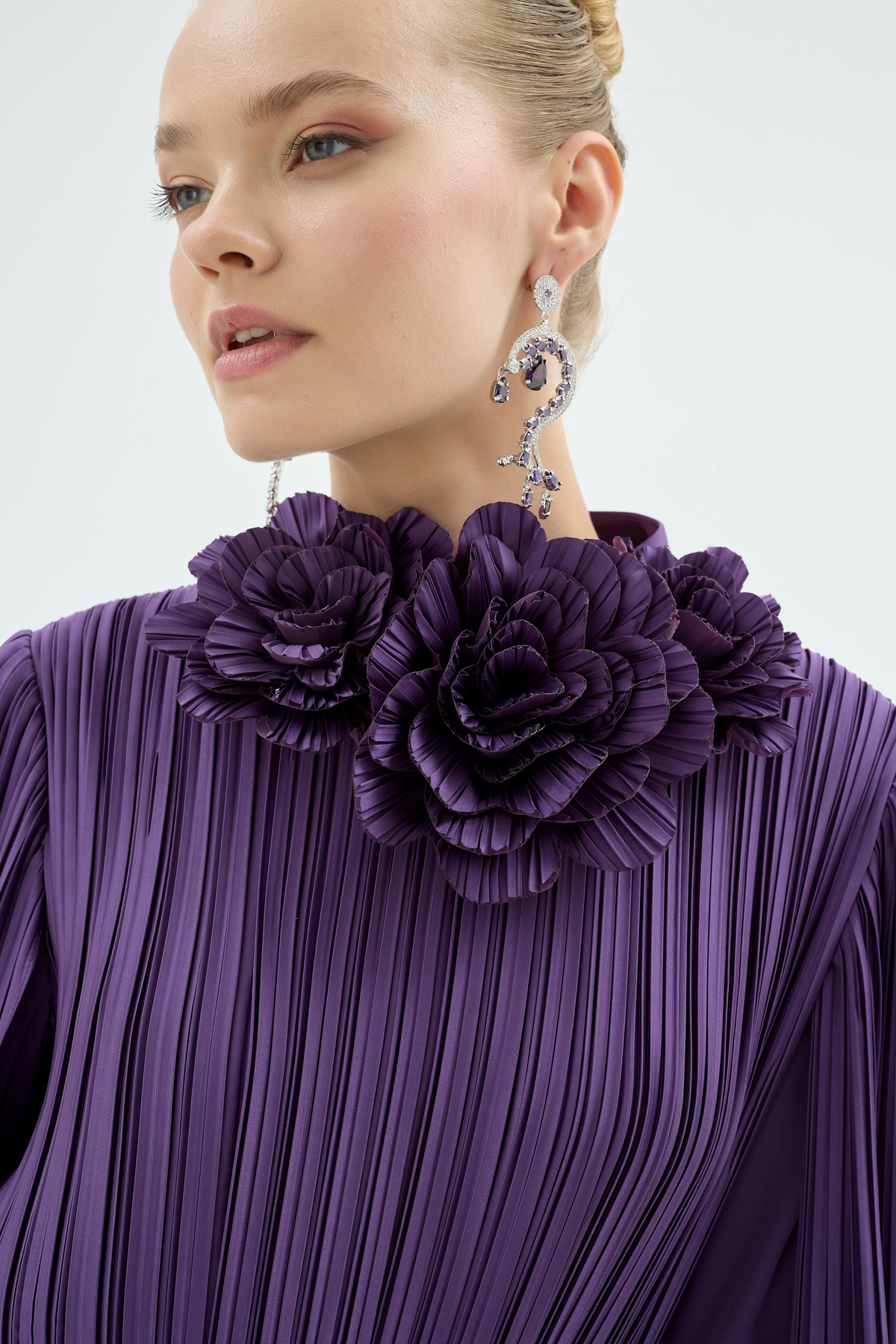 Tamia Fonksiyonel Çiçek Aksesuarli Piliseli Elbise Mor