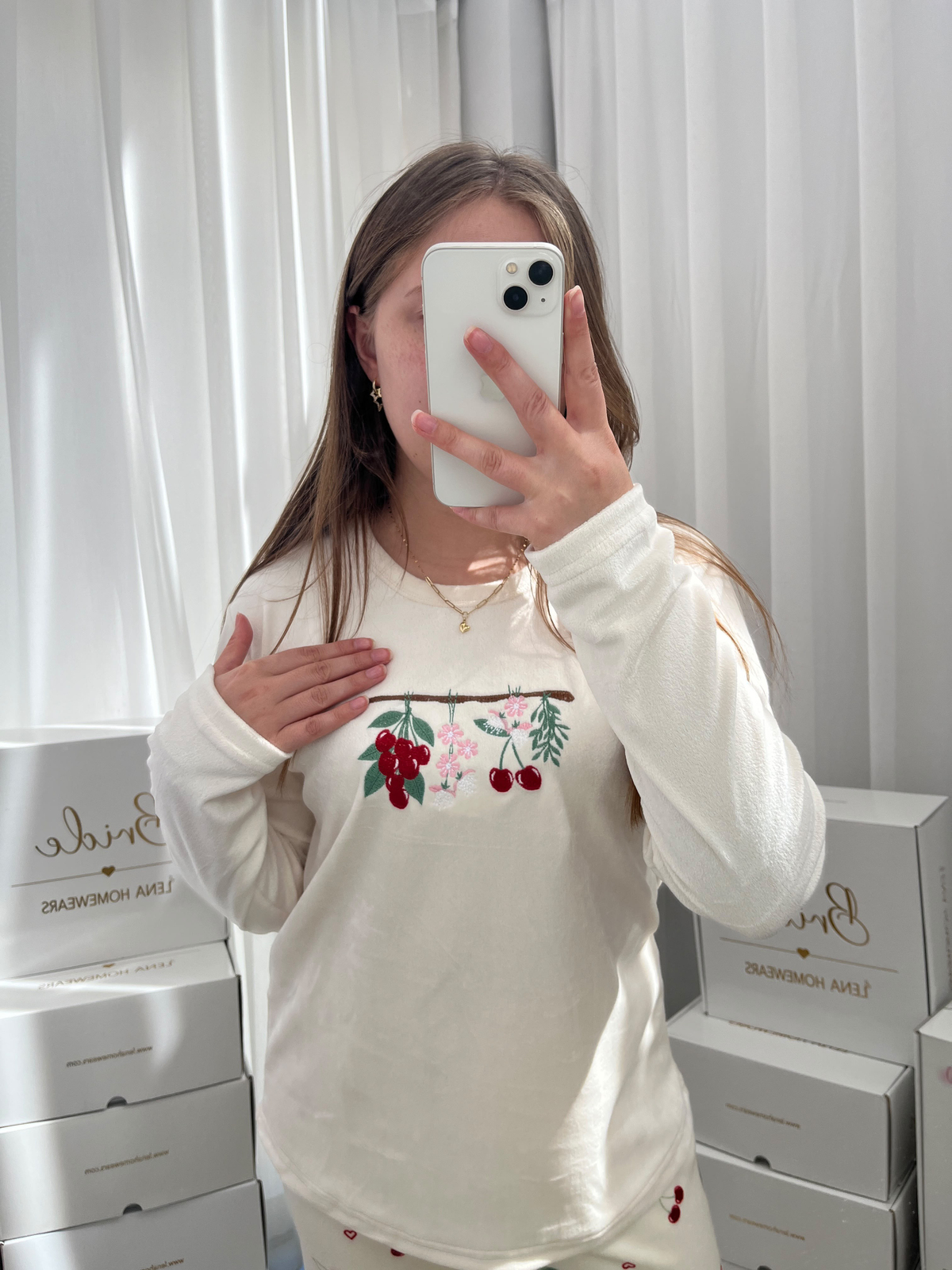 Ekru Kiraz İşlemeli Fransız Kadife Pijama Takımı