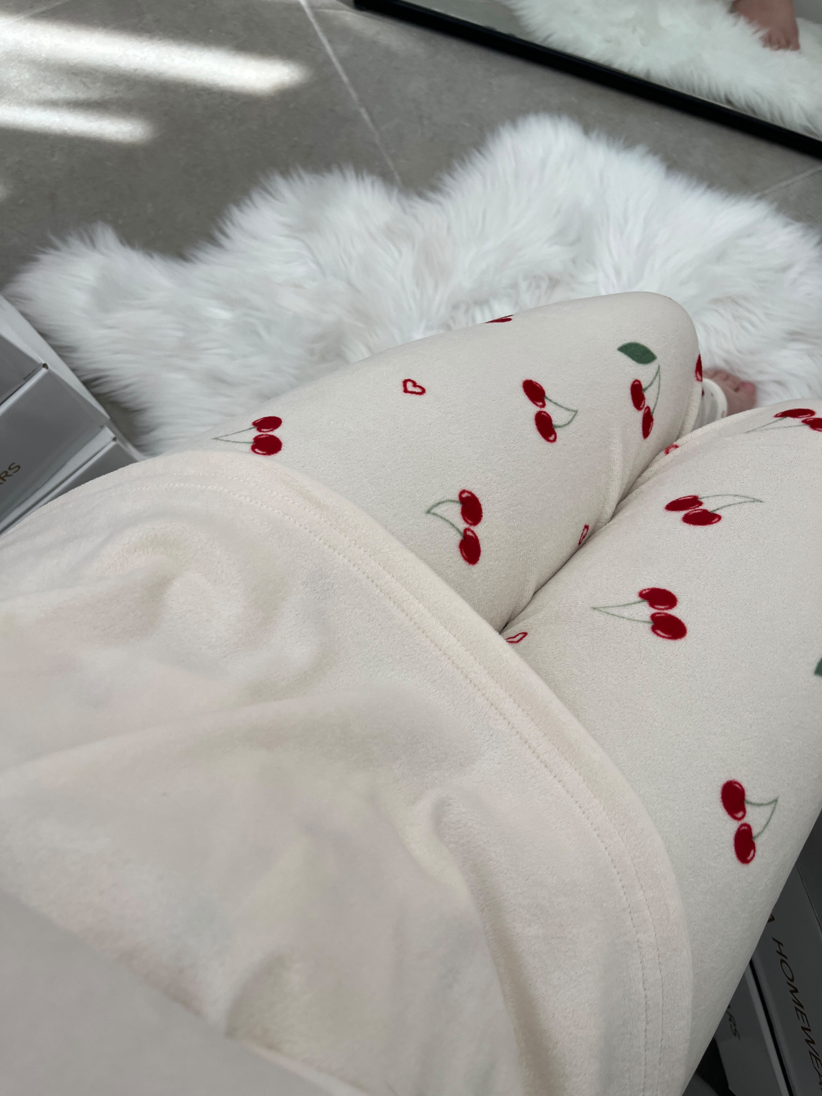 Ekru Kiraz İşlemeli Fransız Kadife Pijama Takımı