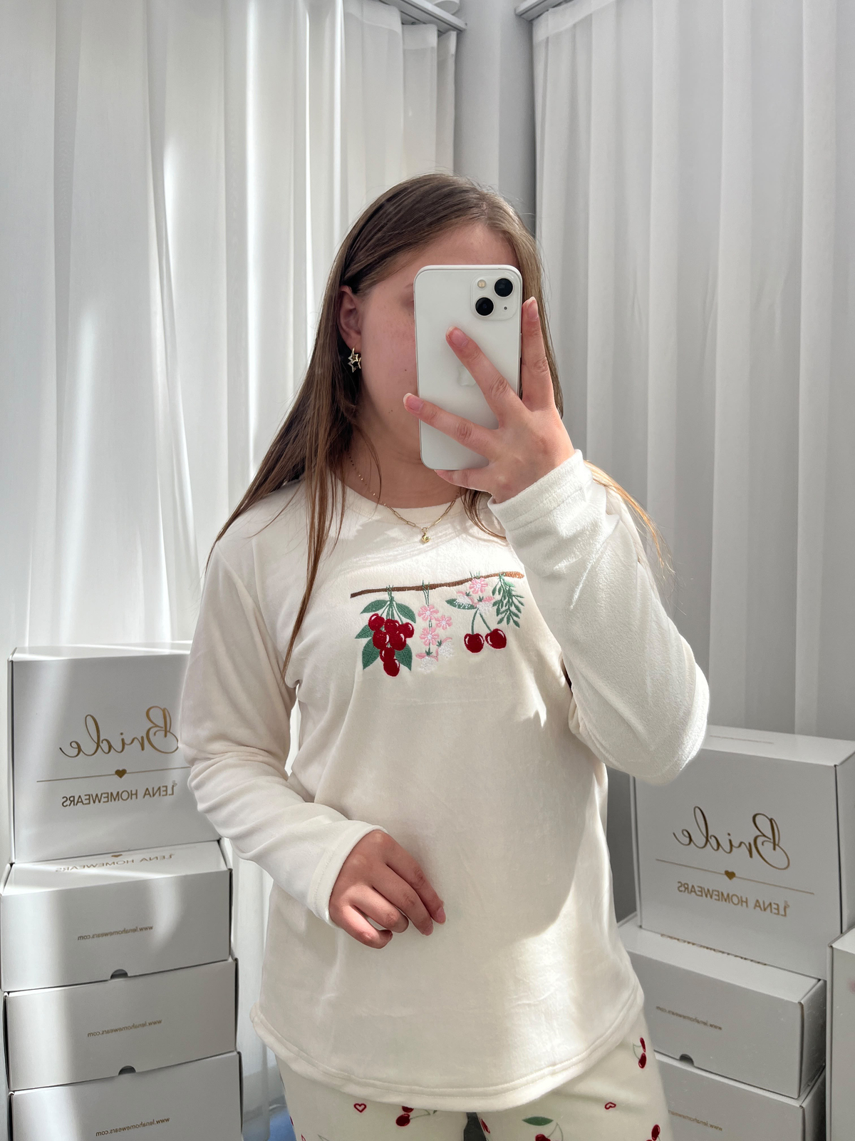 Ekru Kiraz İşlemeli Fransız Kadife Pijama Takımı