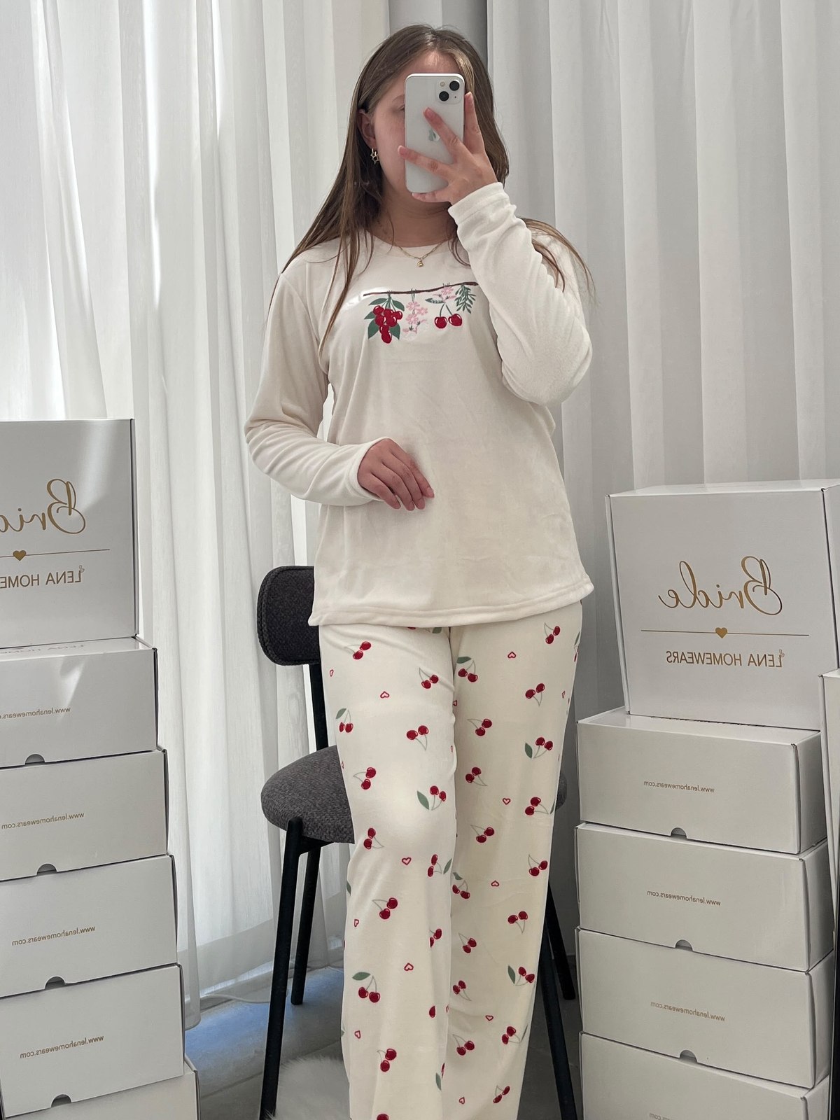Ekru Kiraz İşlemeli Fransız Kadife Pijama Takımı