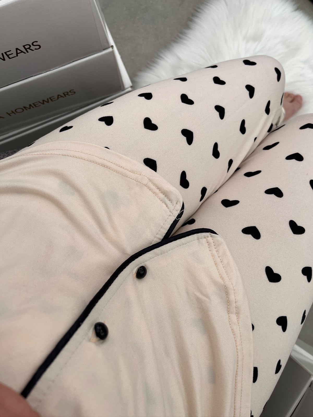 Siyah Kalp Desenli Ekru Milan Uzun Kollu Pijama Takımı