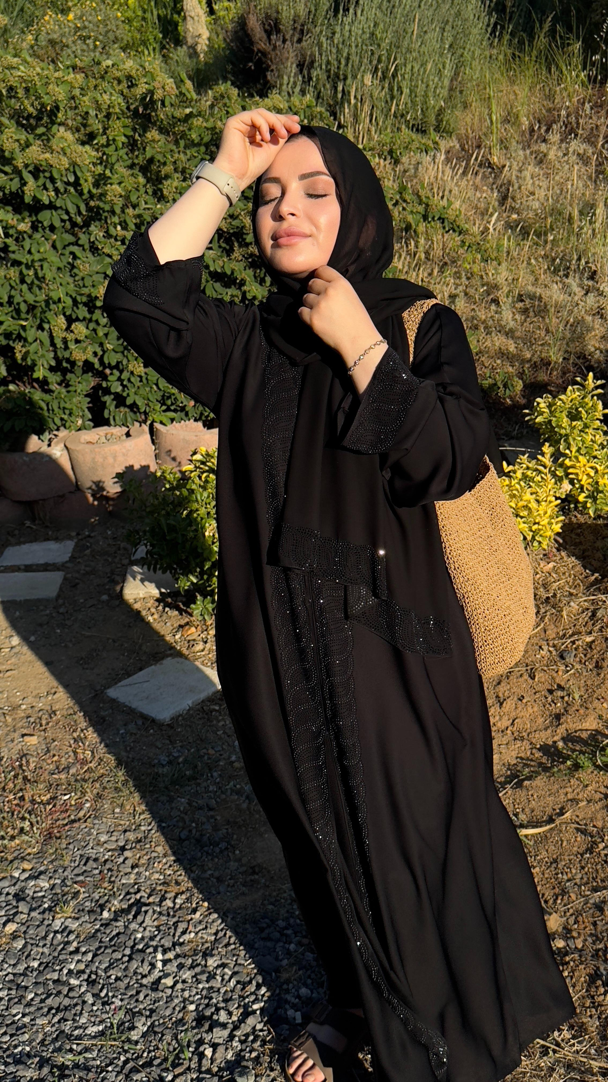İpek kumaşlı pullu şalıyla takım abaya