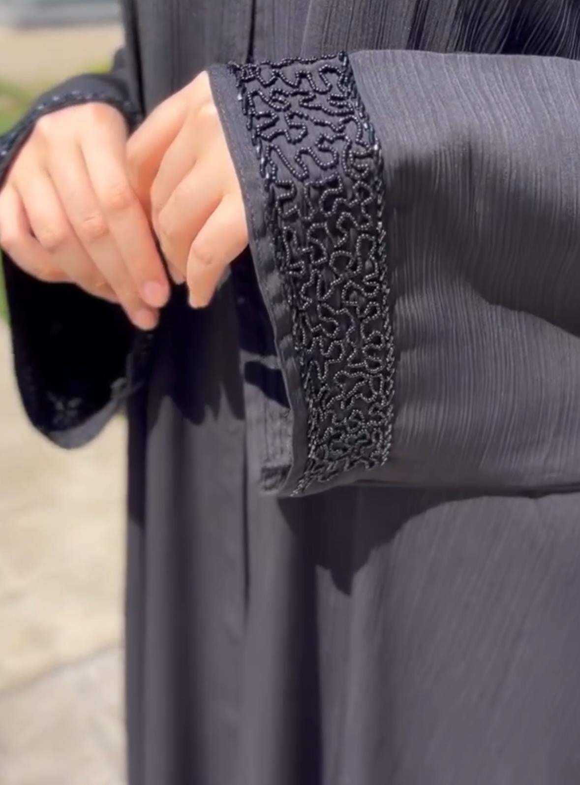 Kolları işlemeli şalıyla takım abaya