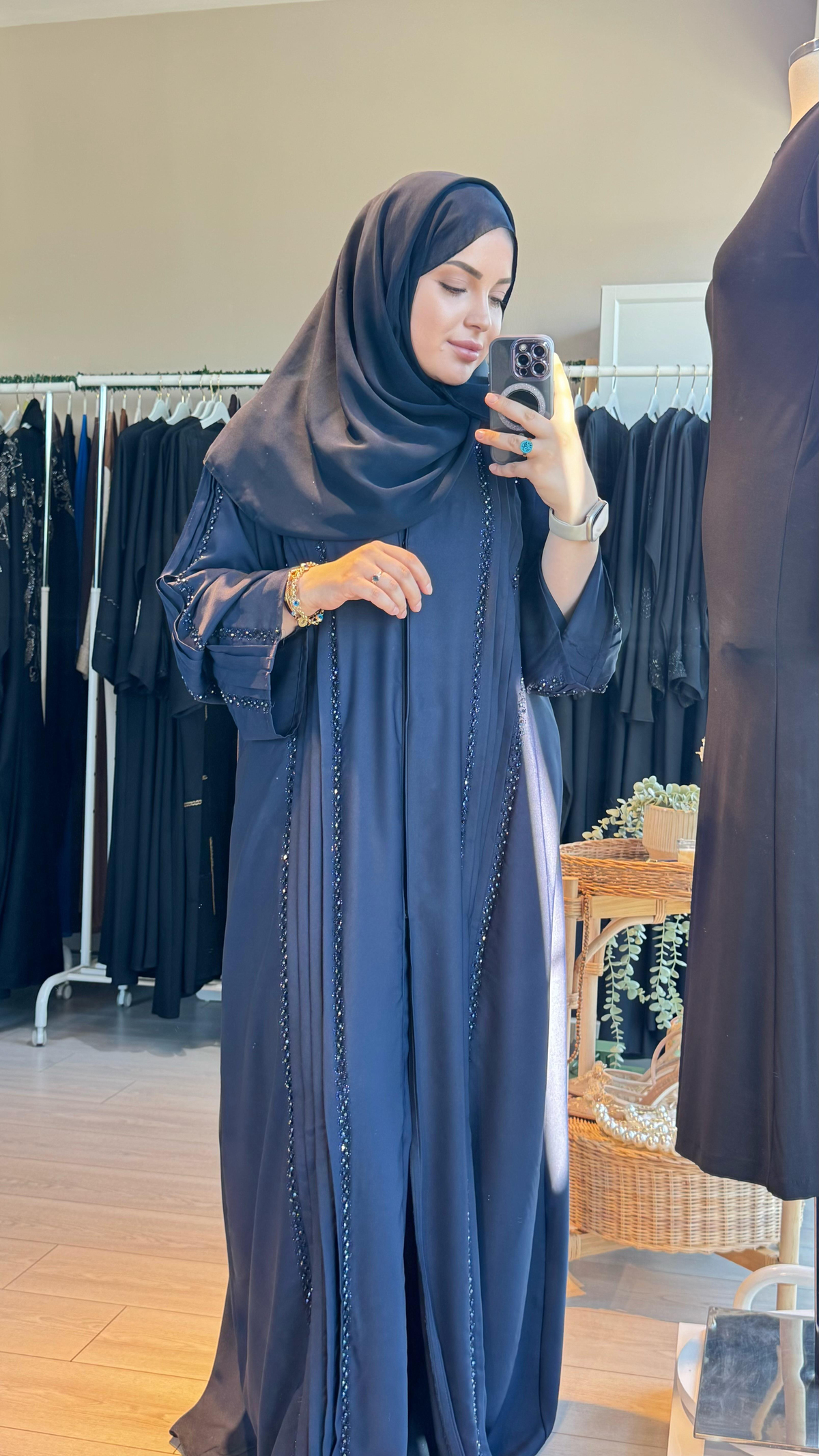 Lacivert plise detaylı işlemeli abaya