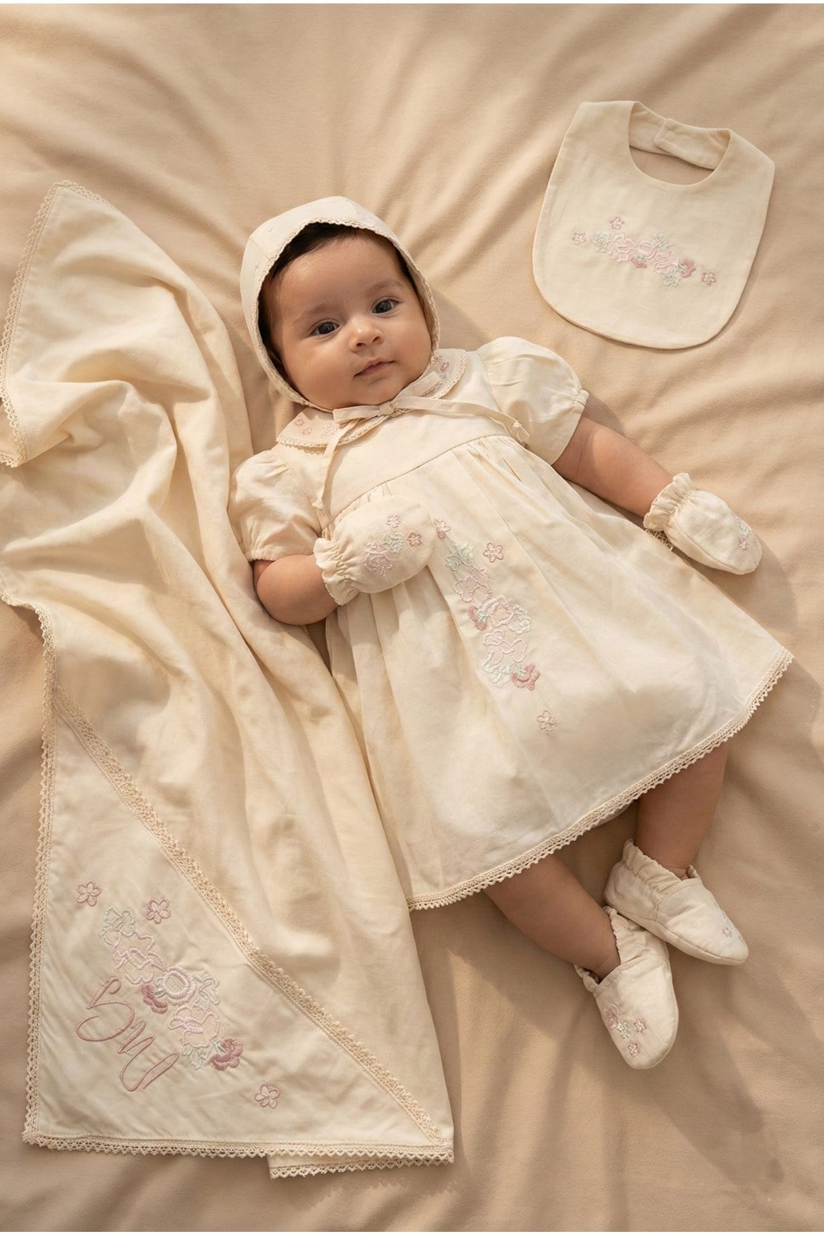 KIZ BEBEK %100 PAMUK ÇİÇEK NAKIŞLI ELBİSELİ BATTANİYELİ 6'LI YENİDOĞAN HASTANE ÇIKIŞI ZIBIN SETİ