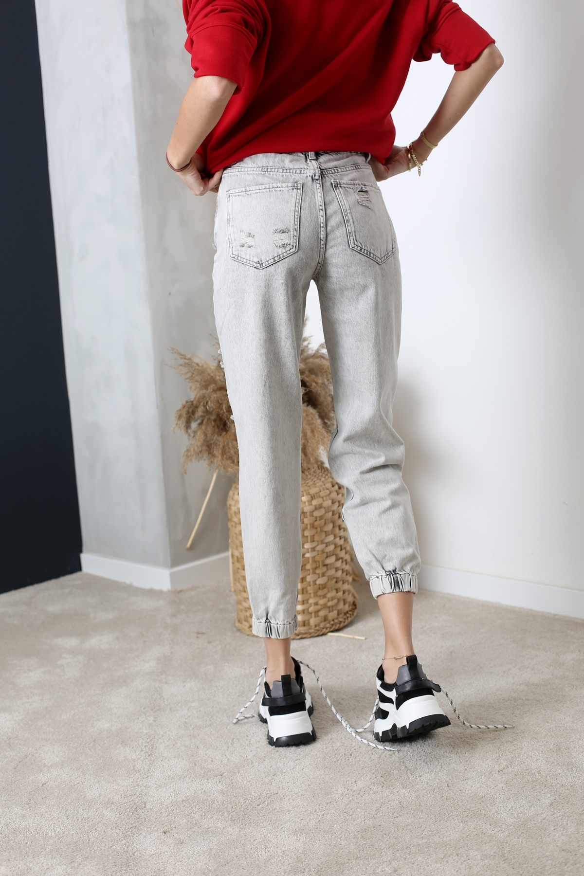 Açık Gri Bağcıklı Yırtıklı Jean 