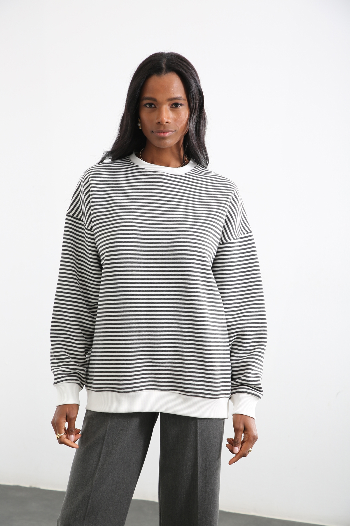 Antrasit Bisiklet Yaka Çizgili Sweatshirt 