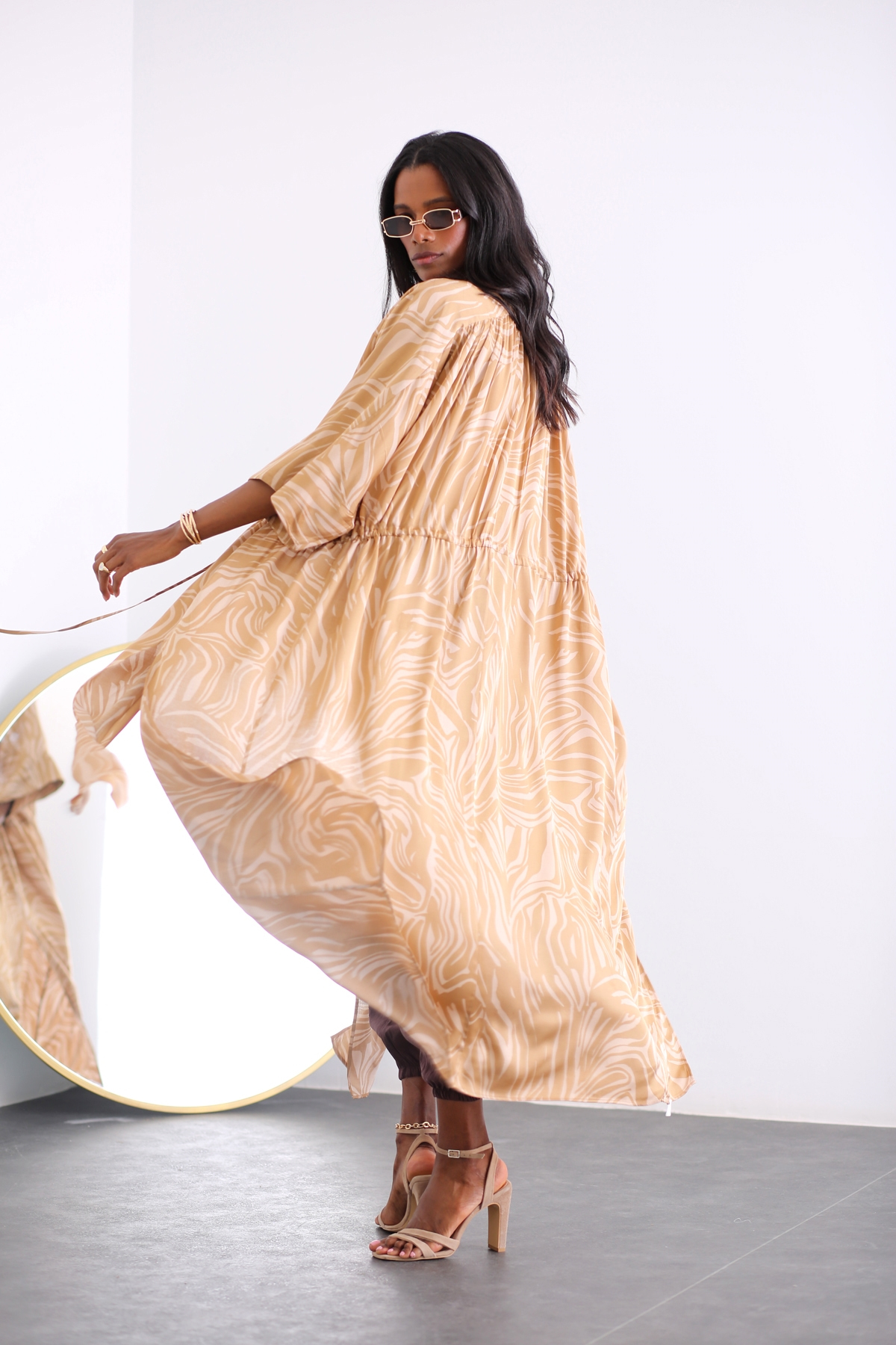 Bej Beli Büzgülü Kimono 