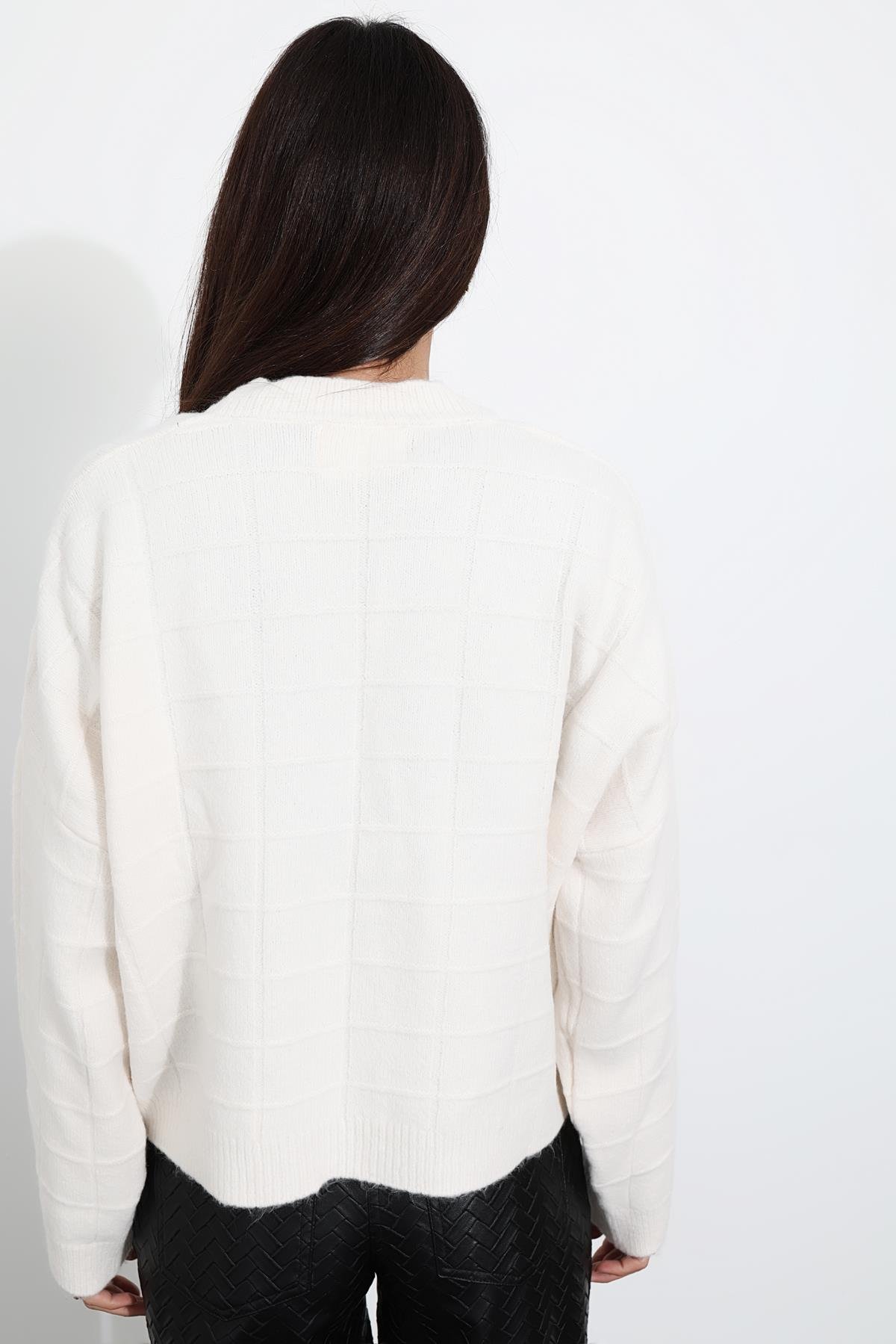Bej V Yaka Oversize Kazak 231028