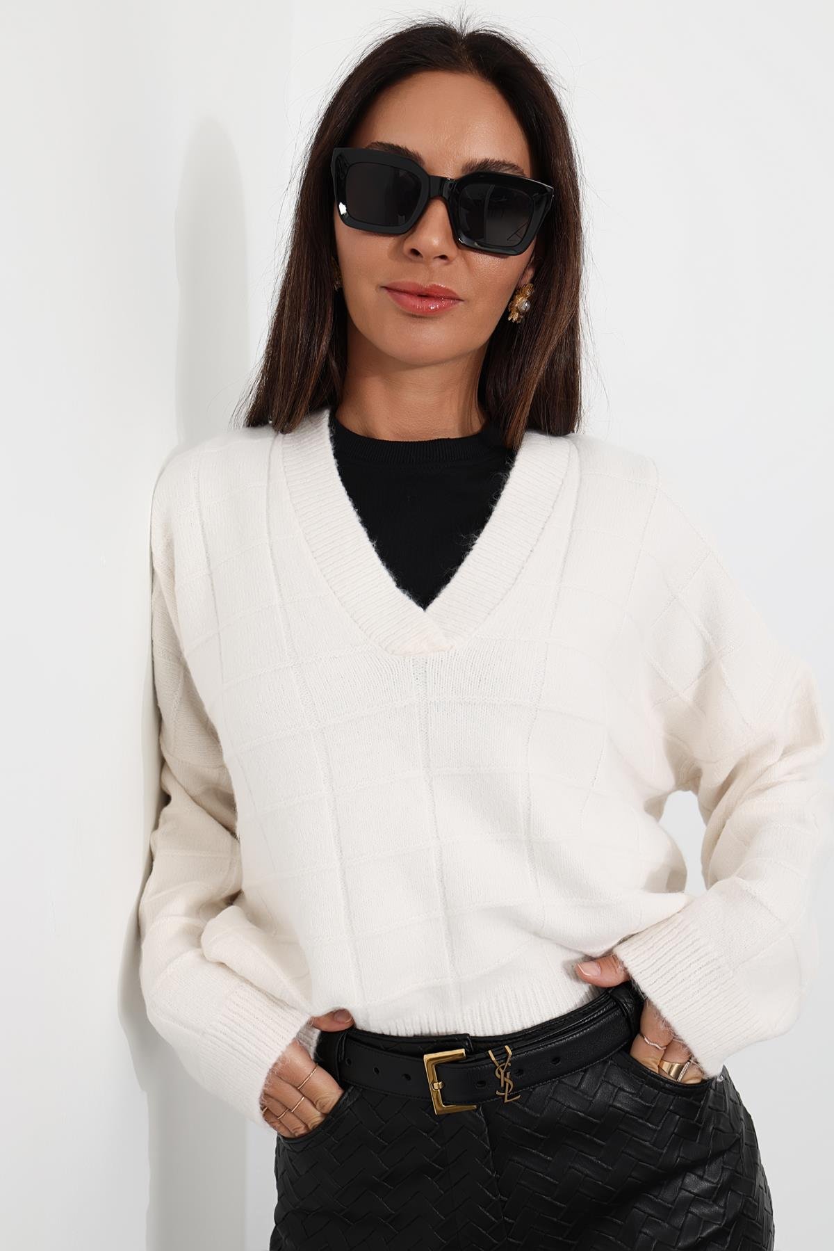 Bej V Yaka Oversize Kazak 231028