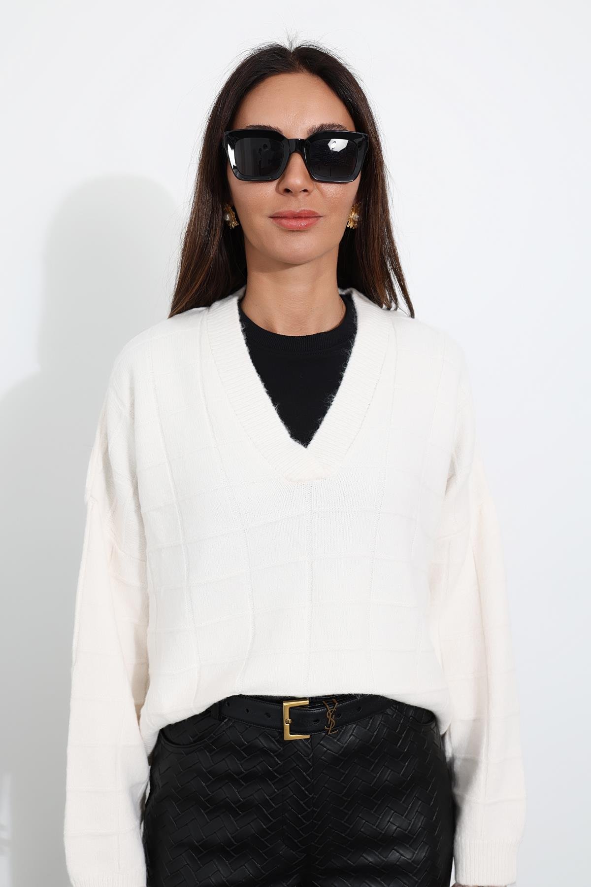 Bej V Yaka Oversize Kazak 231028