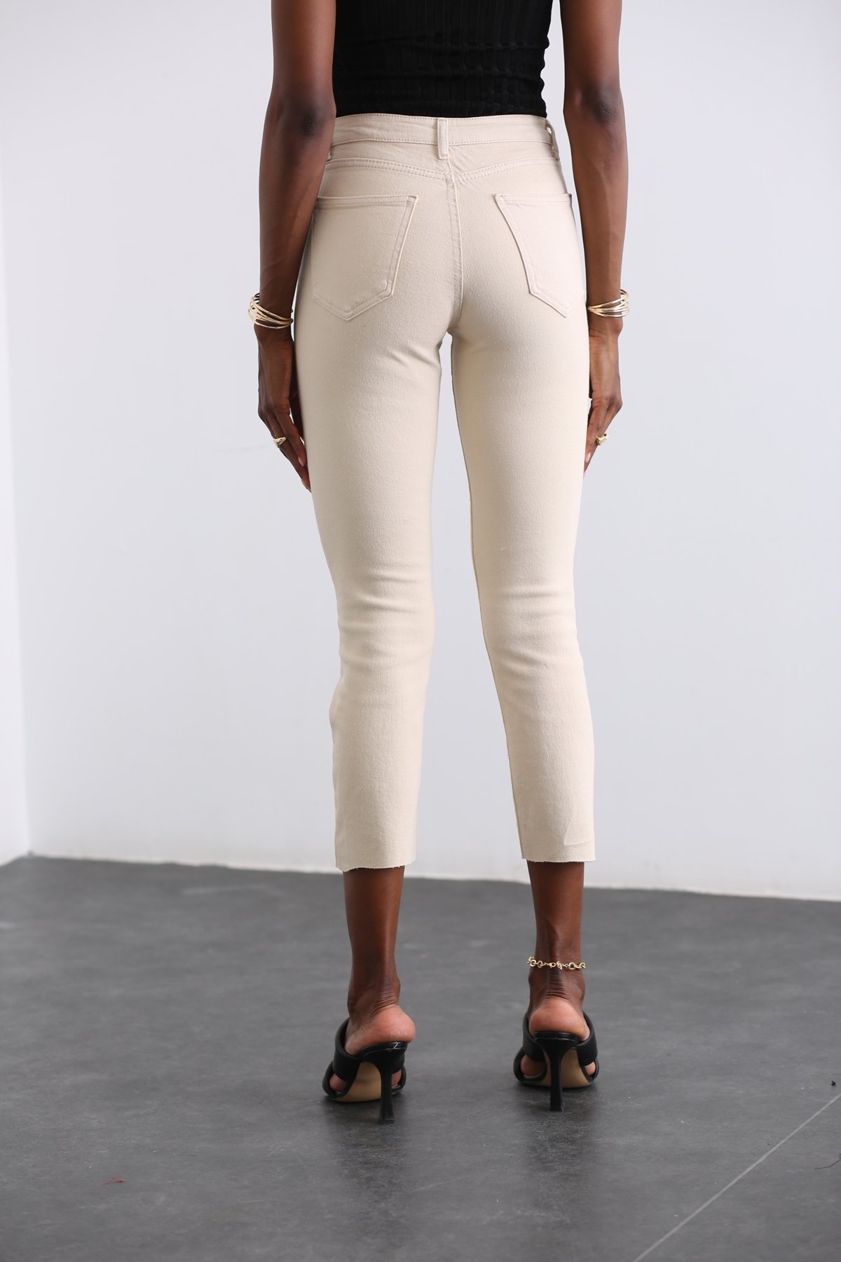 Bej Yüksek Bel Taşlandırılmış Boyfit Jean 