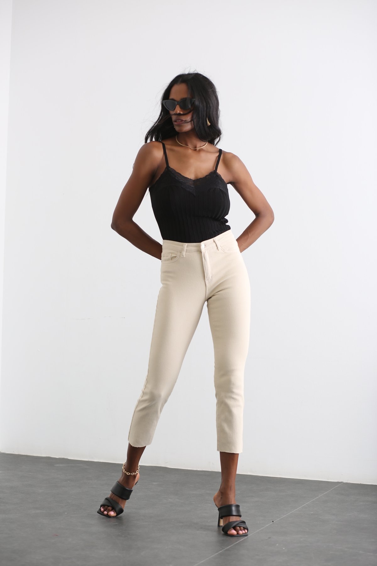 Bej Yüksek Bel Taşlandırılmış Boyfit Jean 