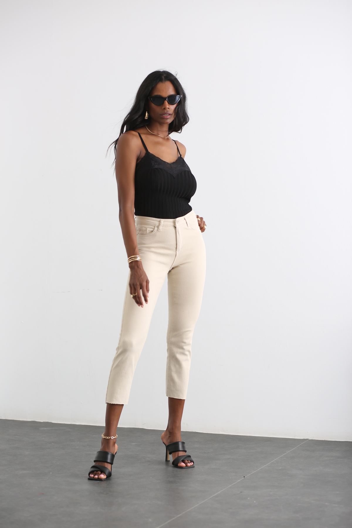 Bej Yüksek Bel Taşlandırılmış Boyfit Jean 