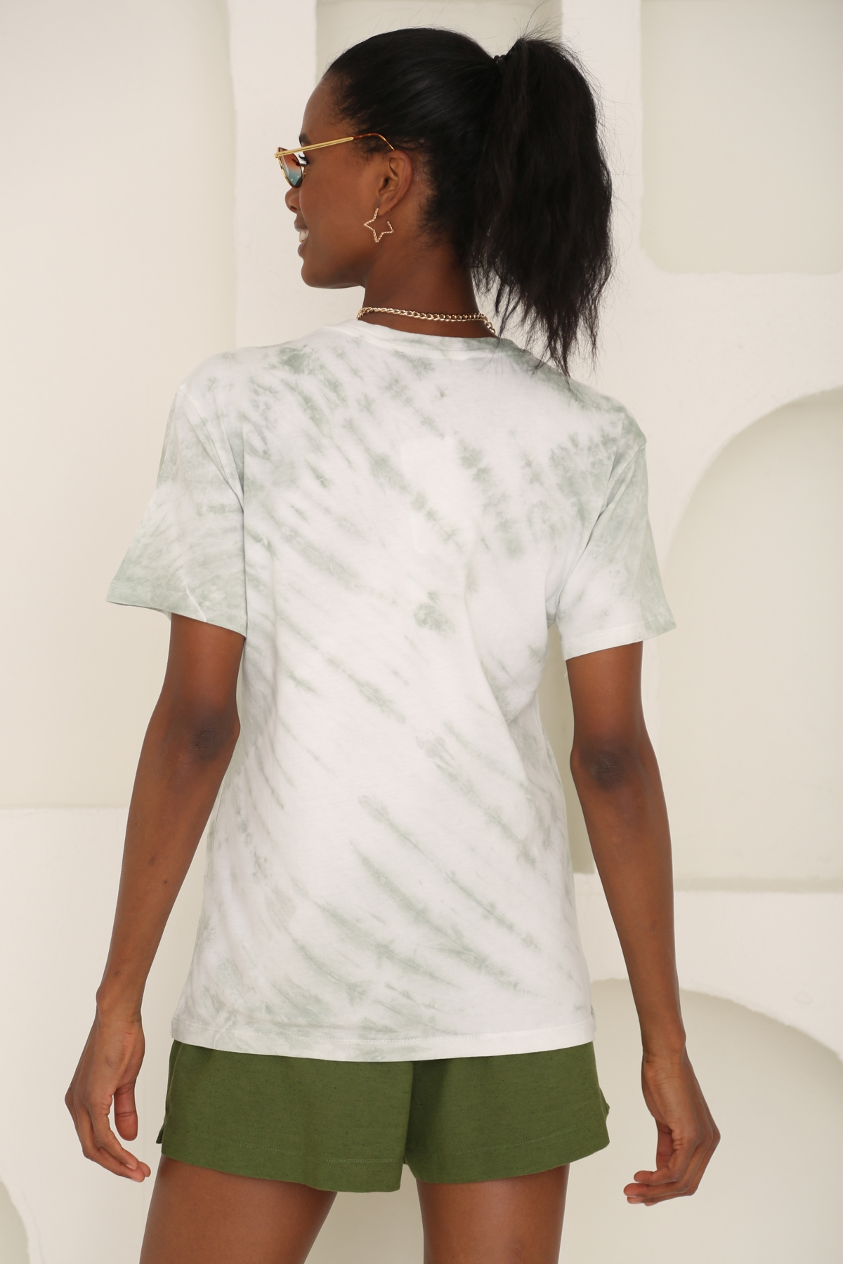 Beyaz Batik Desenli V Yaka Tshirt 3661