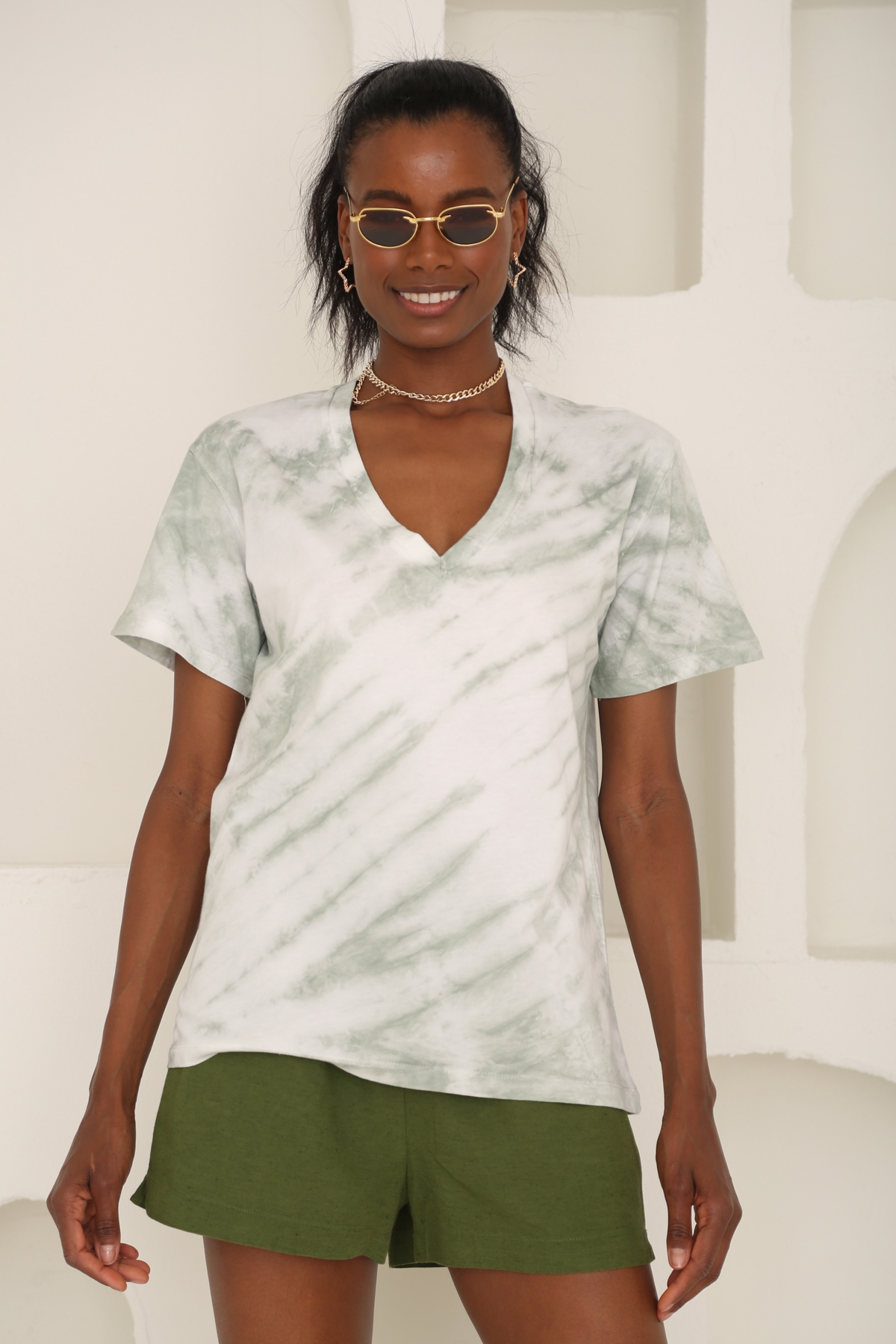 Beyaz Batik Desenli V Yaka Tshirt 3661