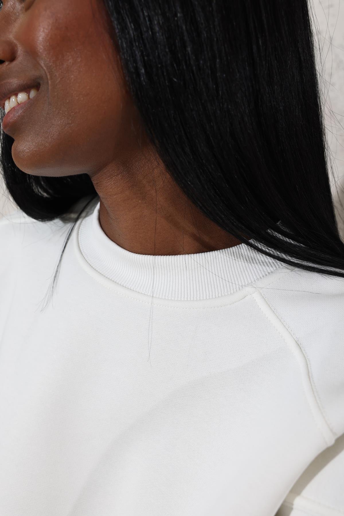Beyaz Bisiklet Yaka Basic Sweatshirt 3408