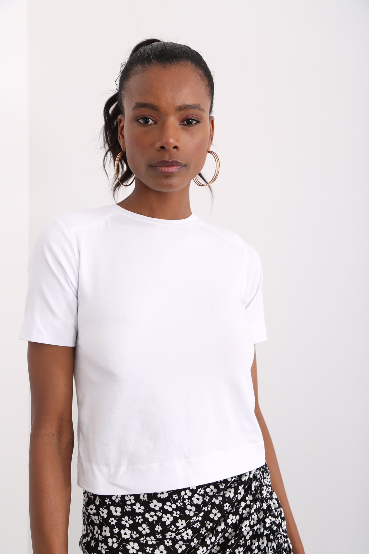 Beyaz Bisiklet Yaka Vatkalı Tshirt 3619