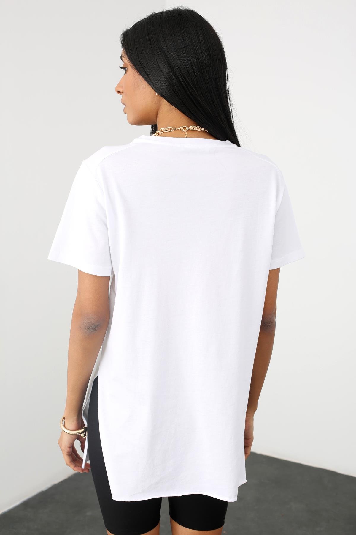 Beyaz Bisiklet Yaka Yanı Yırtmaçlı Tshirt 1482