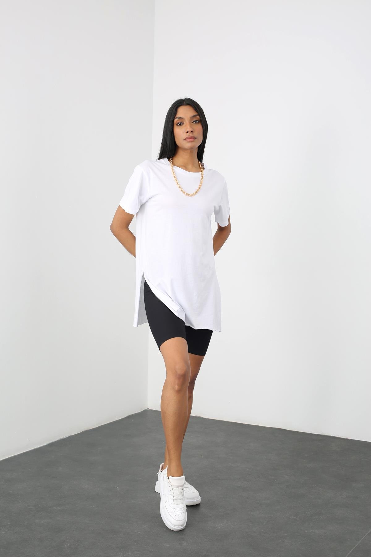 Beyaz Bisiklet Yaka Yanı Yırtmaçlı Tshirt 1482