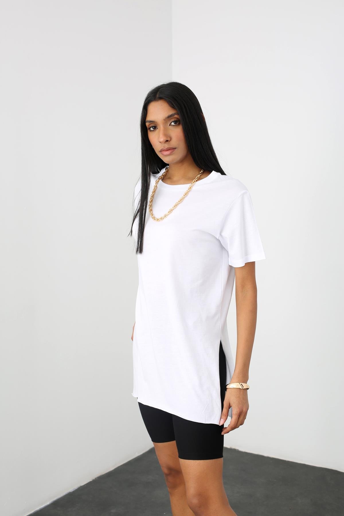 Beyaz Bisiklet Yaka Yanı Yırtmaçlı Tshirt 1482