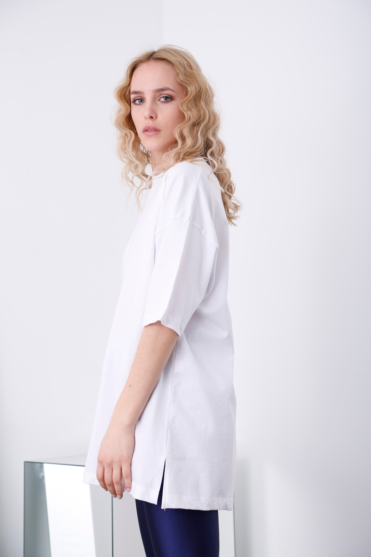 Beyaz Bisiklet Yaka Yırtmaçlı Tshirt 1482