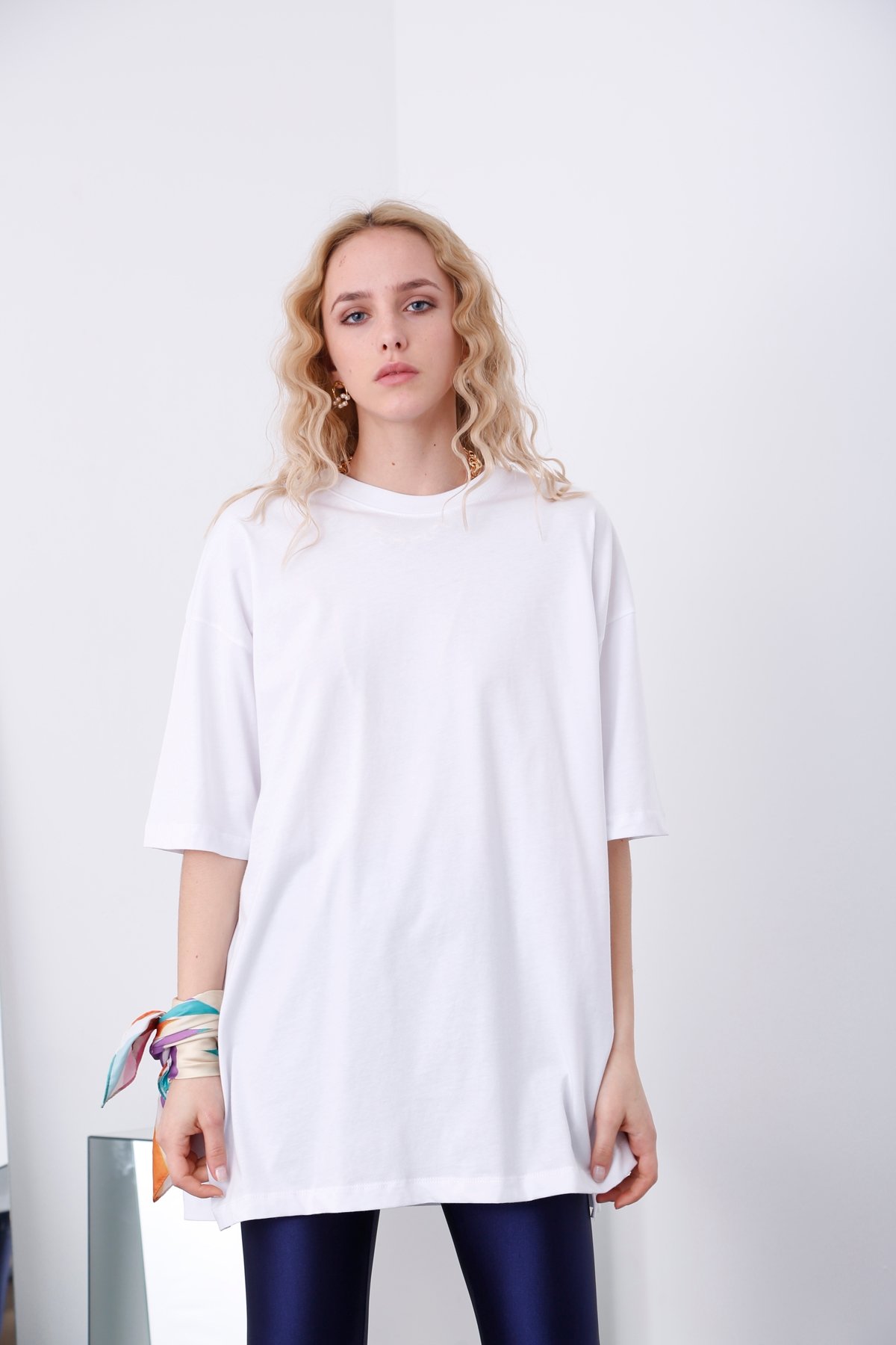 Beyaz Bisiklet Yaka Yırtmaçlı Tshirt 1482