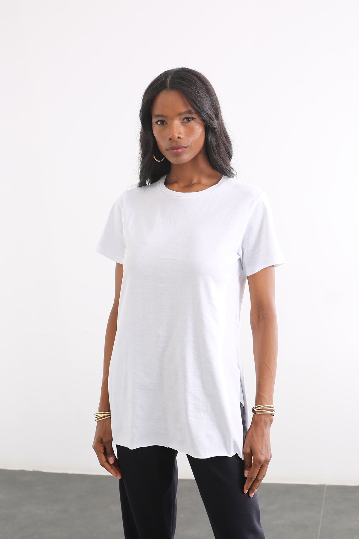Beyaz Bisiklet Yaka Yırtmaçlı Tshirt 1482