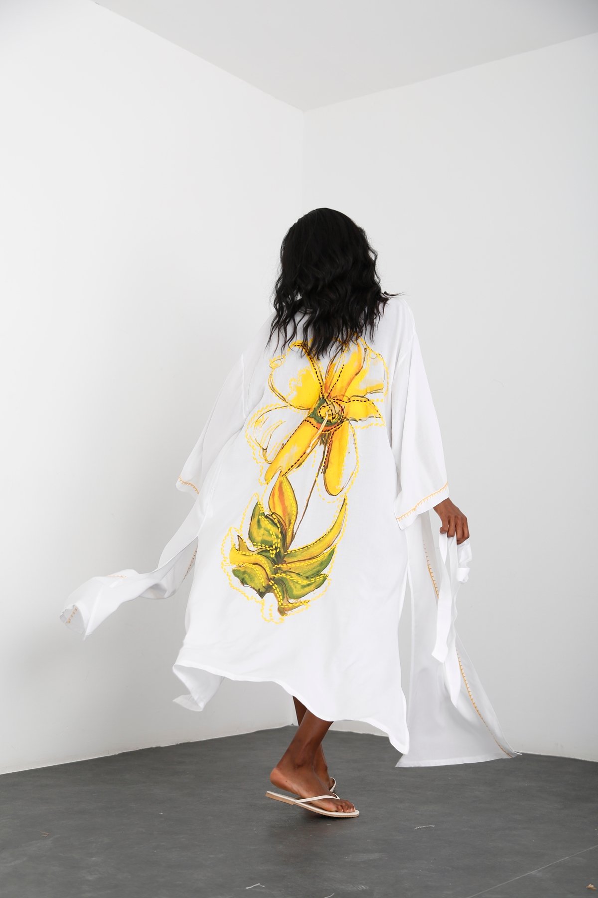 Beyaz Çiçek Baskılı Kuşaklı Kimono 518