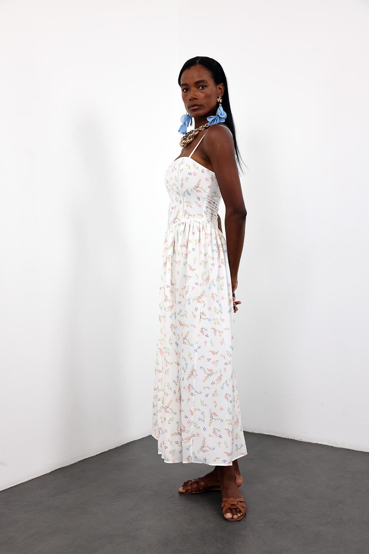 Beyaz Çiçek Desenli Volanlı Elbise 00673