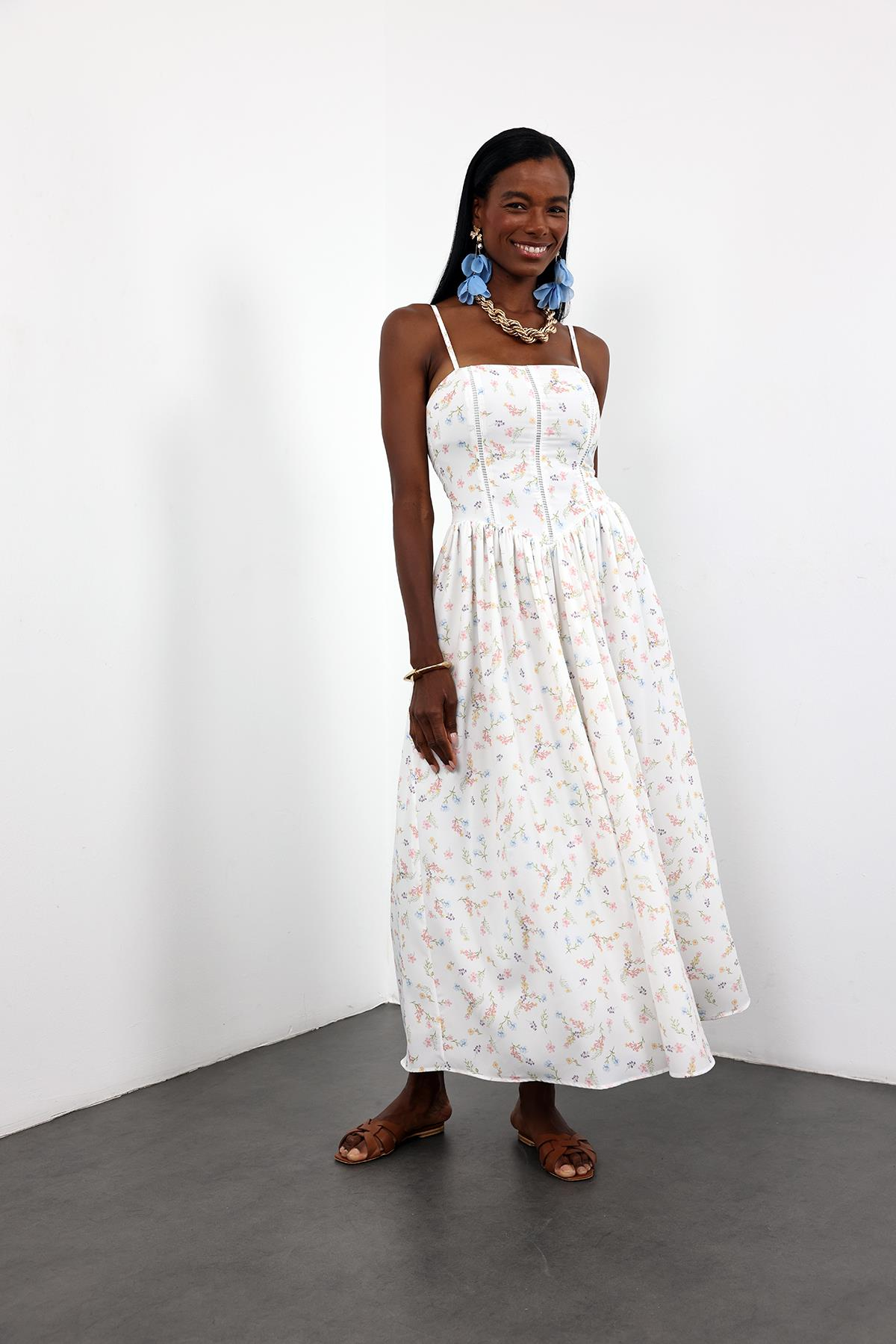 Beyaz Çiçek Desenli Volanlı Elbise 00673